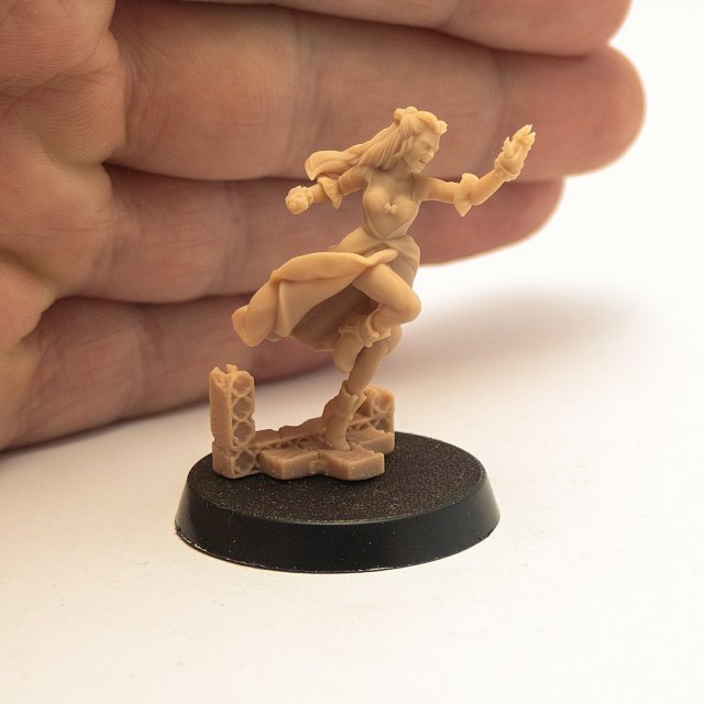Vampire Girl (32mm)